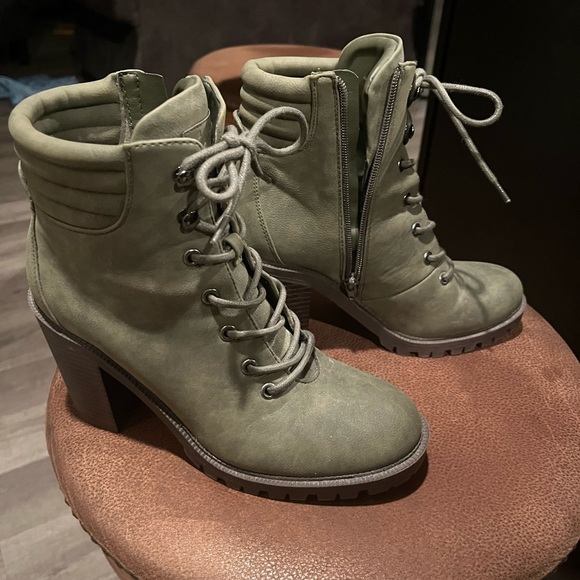 GUESS boots 8.5 - Picture 2 of 4